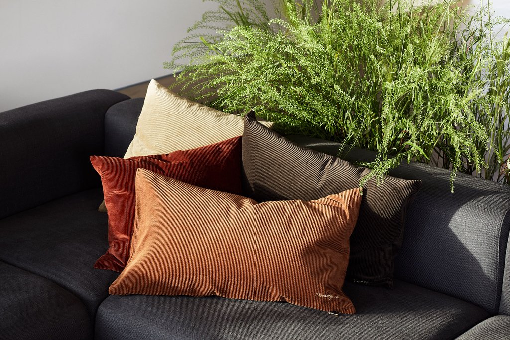 Párnahuzat 'Corduroy' 70x40cm - Barna