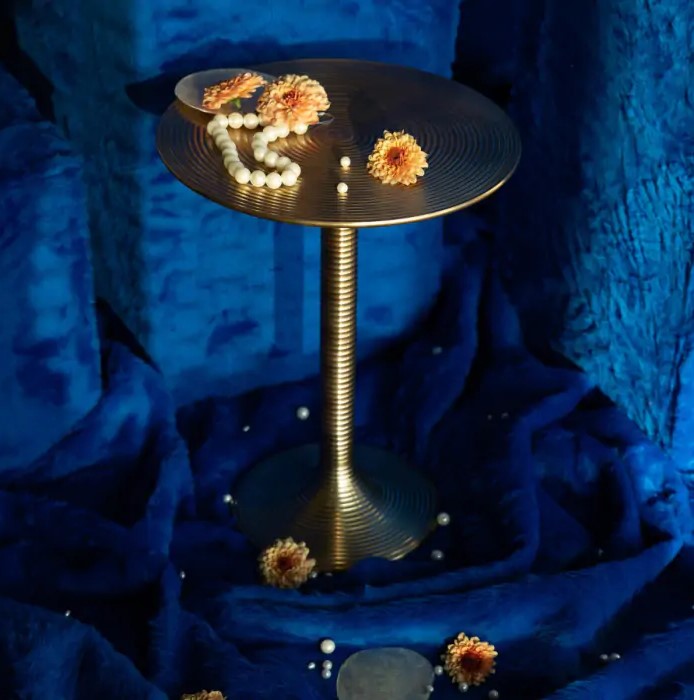 Oldalasztal 'Hypnotising' - Arany